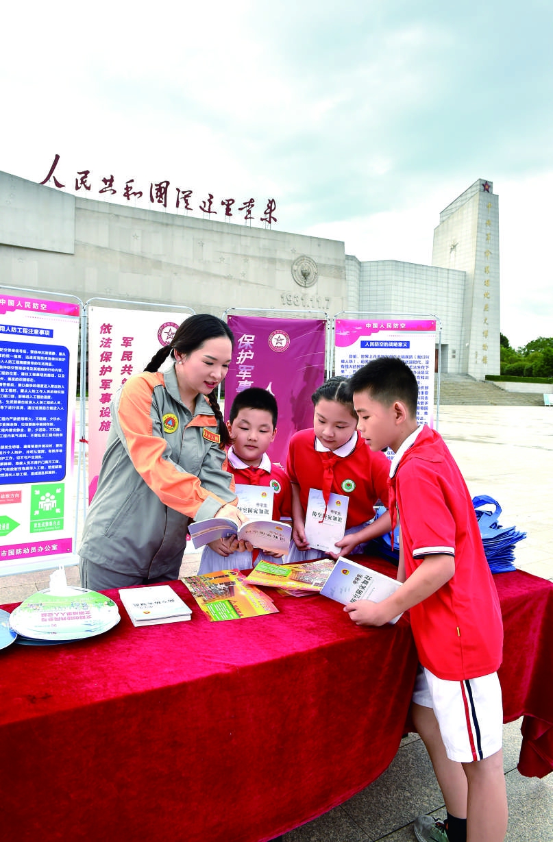 瑞金市國防動員辦開展現場咨詢活動